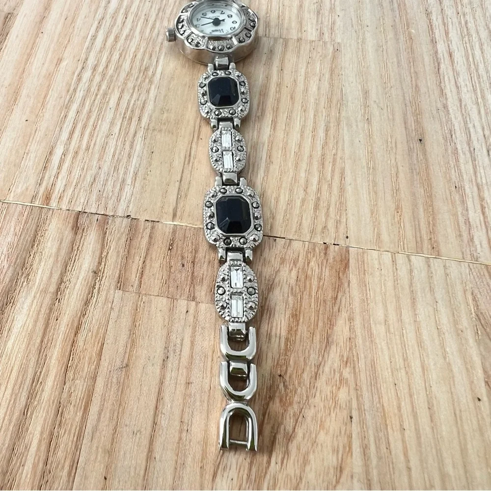 Vivani ladies silver tone bracelet watch NEW BATTERY